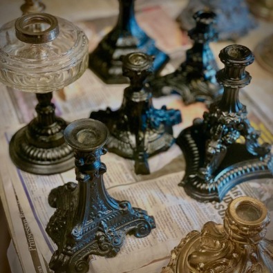 Lampfötter till fotogenlampor som är nymålade