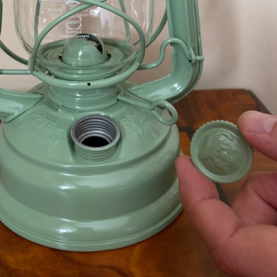 Tanklock och oljehus till en stormlykta