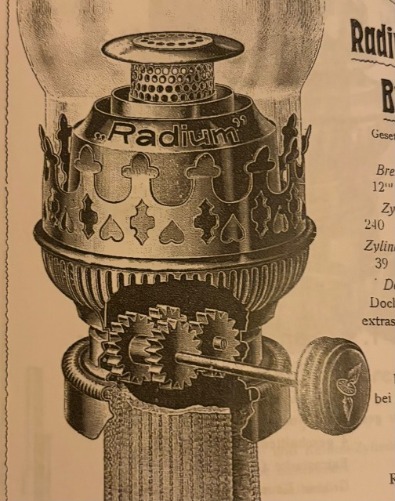 Drevhus med kugghjul inuti innerdelen till en fotogenlampas brännare