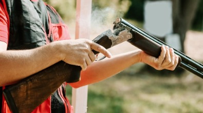 Person tar jägarexamen på Årbyslott via 308.nu