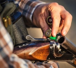 Jägare laddar sin hagelbössa evter att ha tagit jägarexamen via 308.nu