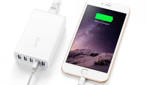 Kompakt laddare, lätt att ta med Anker PowerPort 5 mobilladdare som laddar en iPhone - kompakt laddare som är lätt att ta med