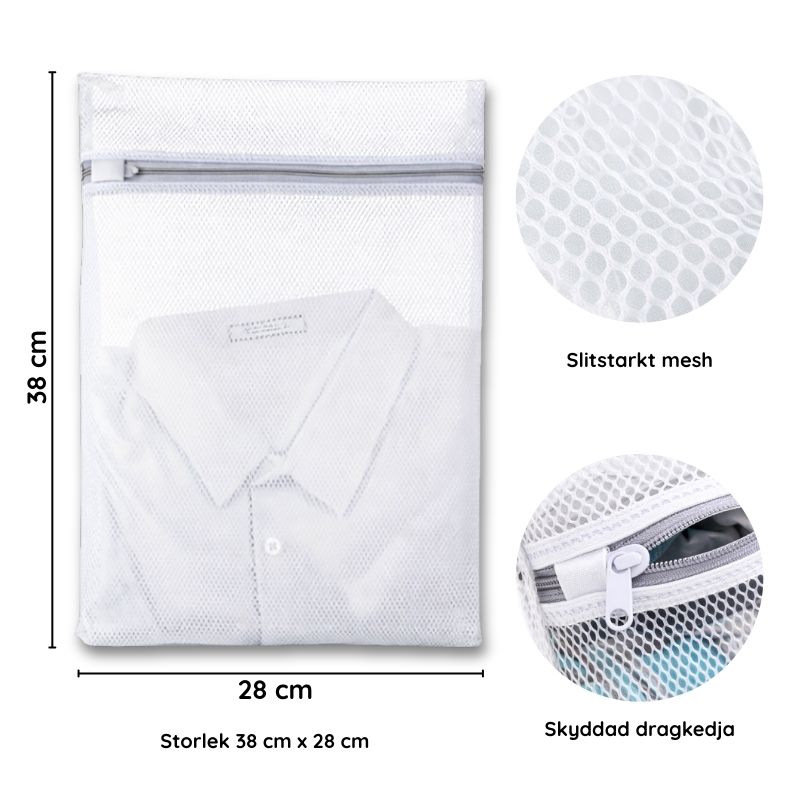Rektangulär tvättpåse med ett vitt plagg och måtten 38 × 28 cm.