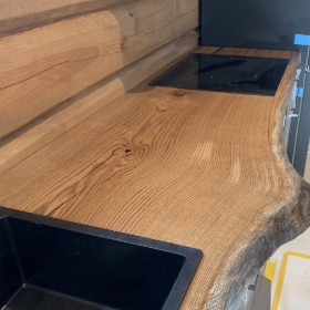 Bänkskiva i ek med vankant