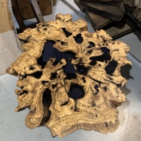 Bord av olivtrissa med epoxy