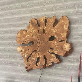 Väggklocka av olivtrissa