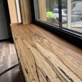 Fönsterbräda i rötad bok