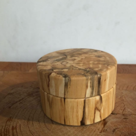 Burk med lock i rötad bok