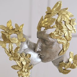 Kissing Couple Sculpture 31x41cm