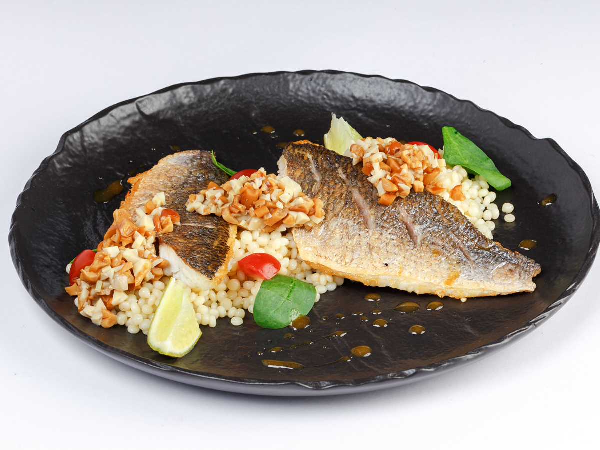 Дорадо на сковороде. Дорадо с овощами в духовке. Филе дорадо жареная. Дорадо рыба филе. Дорадо жареная.