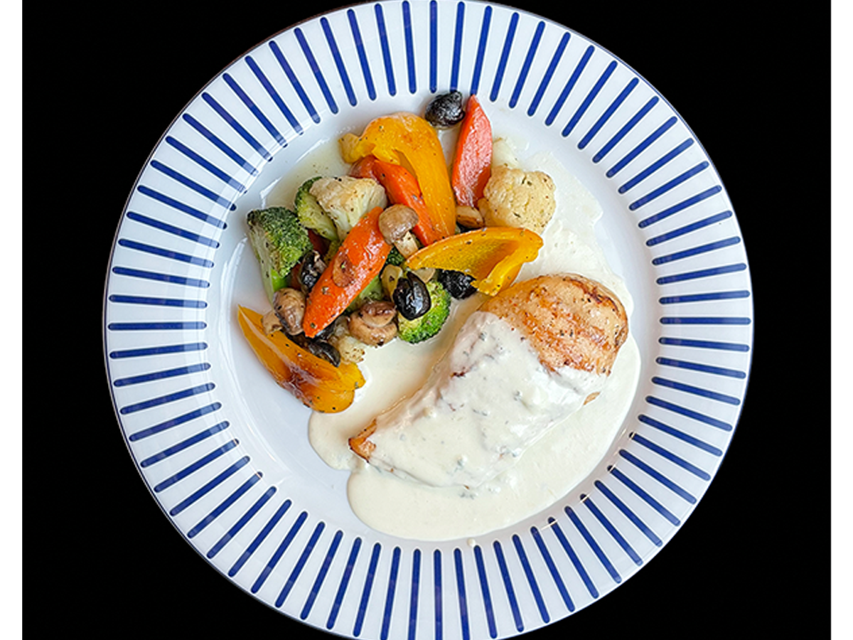 Chicken fillets with dorblu cheese sauce and vegetables | Order