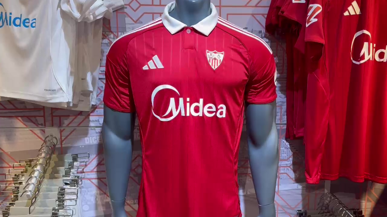  El Sevilla FC ha desvelado el diseño de su segunda equipación para la nueva temporada
