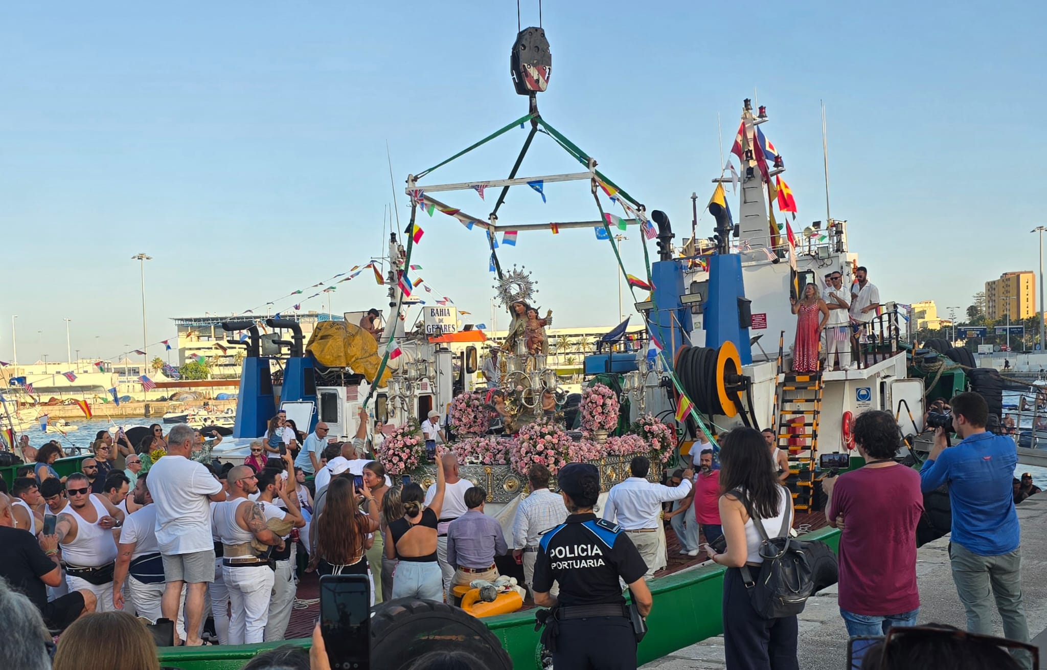 Algeciras arropa un año más a la Virgen del Carmen durante su procesión marítima