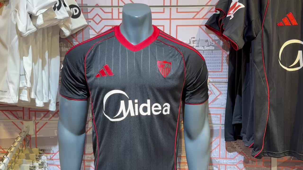 El color negro protagoniza la tercera equipación del Sevilla