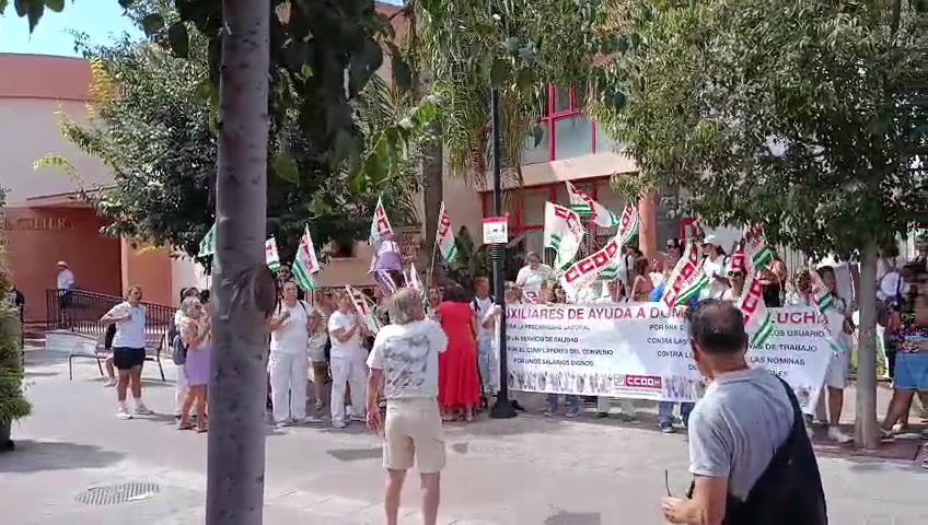 Decenas de empleadas de ayuda a domicilio piden salarios dignos a la alcaldesa de Mijas   