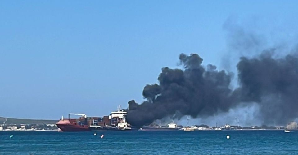 Siete tripulantes de un buque, rescatados en un incendio en la Bahía de Algeciras