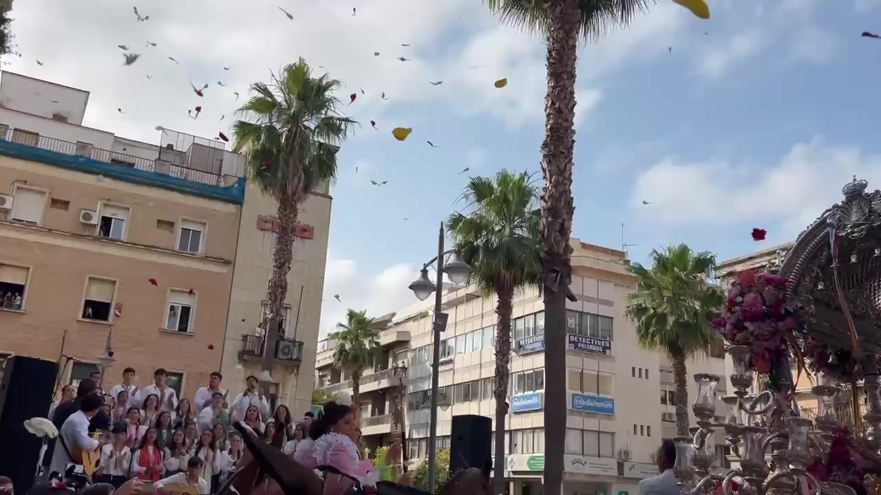 La ciudad de Huelva se hace Rocío al paso de la Hermandad de Emigrantes