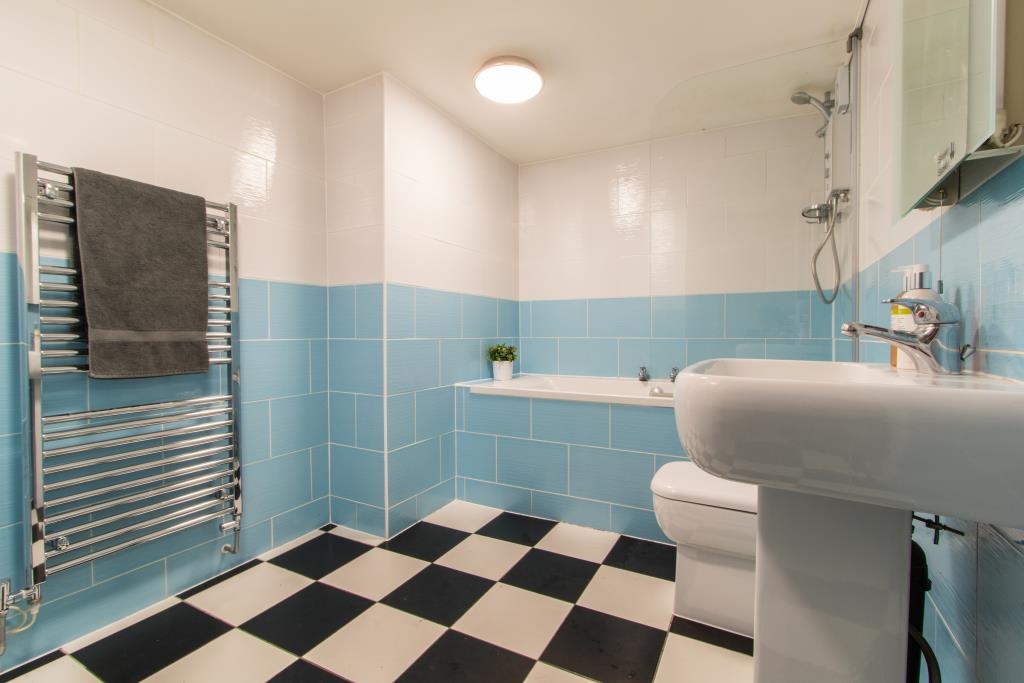 Flat 1, 17 Ladybarn Road