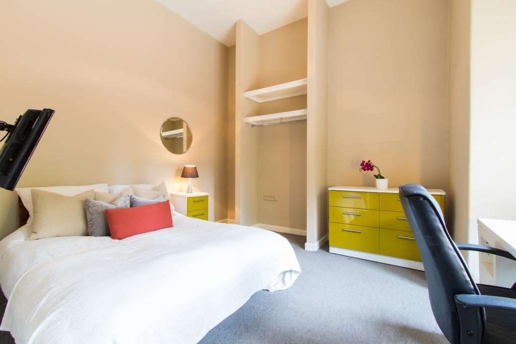 Flat 2, 17 Ladybarn Road