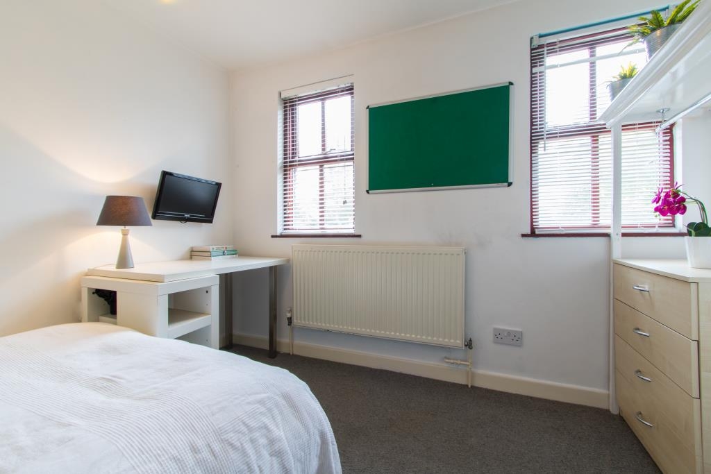Flat 4, 17 Ladybarn Road