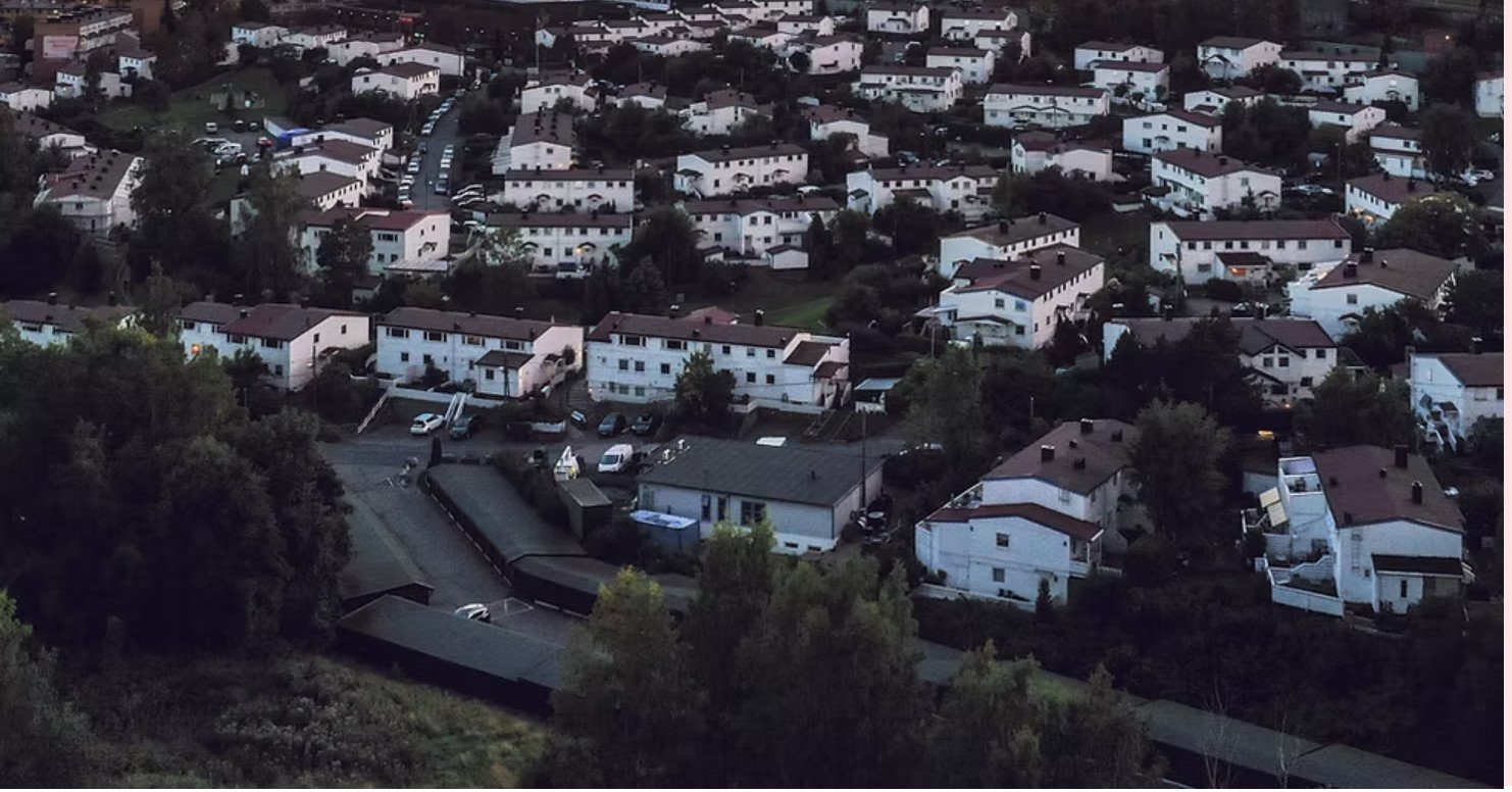 Bilde av de hvite rekkehusene i frodige Veitvedt Hageby