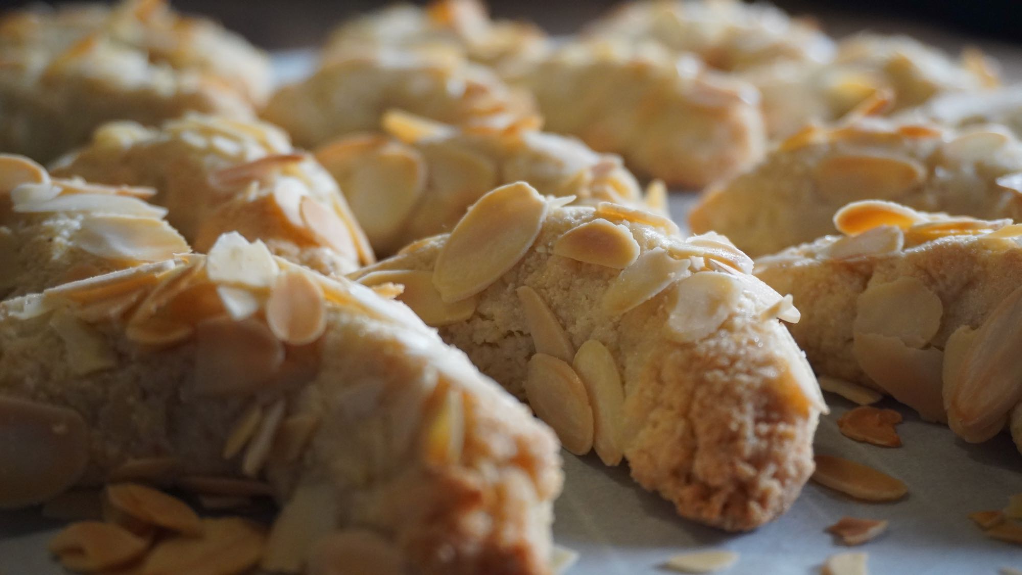 Greek Almond Crescent Cookies: Baking Gift Idea