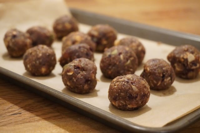Healthy Cinnamon Oat Energy Balls | Easy No-Bake Snack