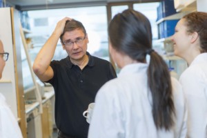 Professori Lauri Aaltosen mielestä tutkimusryhmän hyvä yhteishenki on aina kaikkein tärkeintä. Kaikilla pitää olla hyvä olla, ja huolista pitää pystyä keskustelemaan.