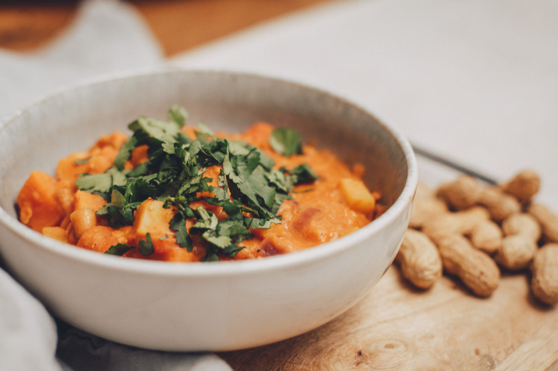 Veganer Erdnuss-Süßkartoffel-Eintopf mit roten Linsen | TIME2TRI ...