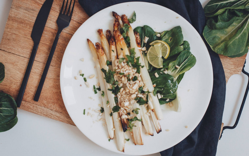 Neuer Sommerliebling: gebratener Ofenspargel mit Cashew-Topping