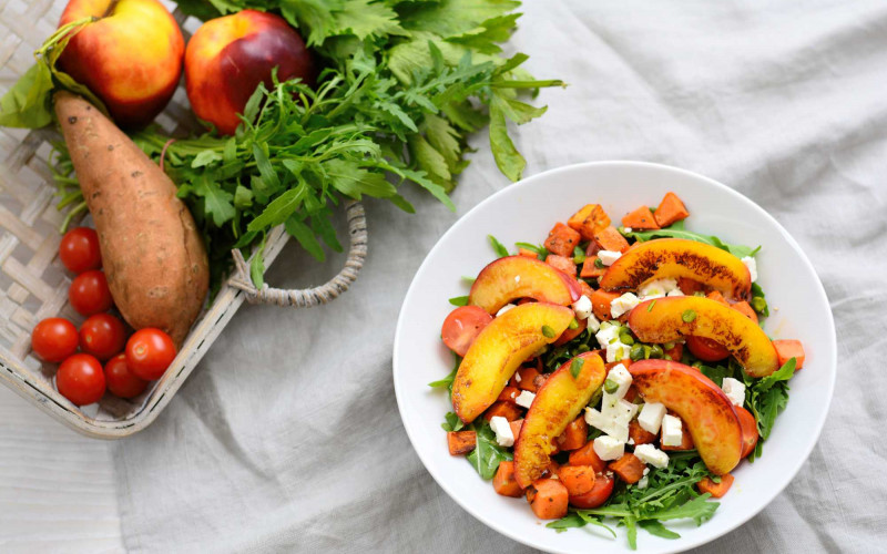 Sommersalat mit gebackenen Nektarinen