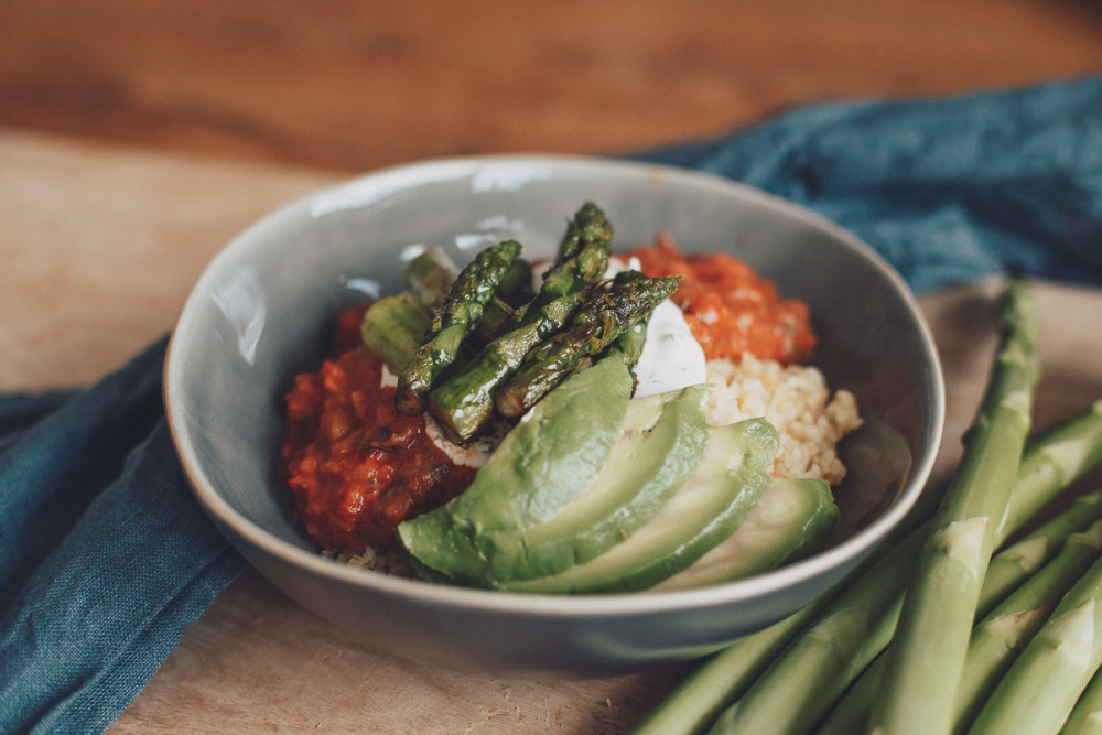Bulgur-Bowl mit Aubergine und grünem Spargel