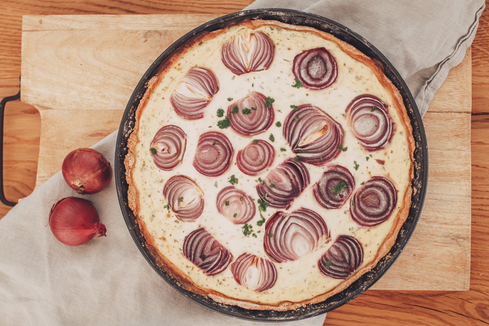 Frühlingshafte Quiche mit roten Zwiebeln