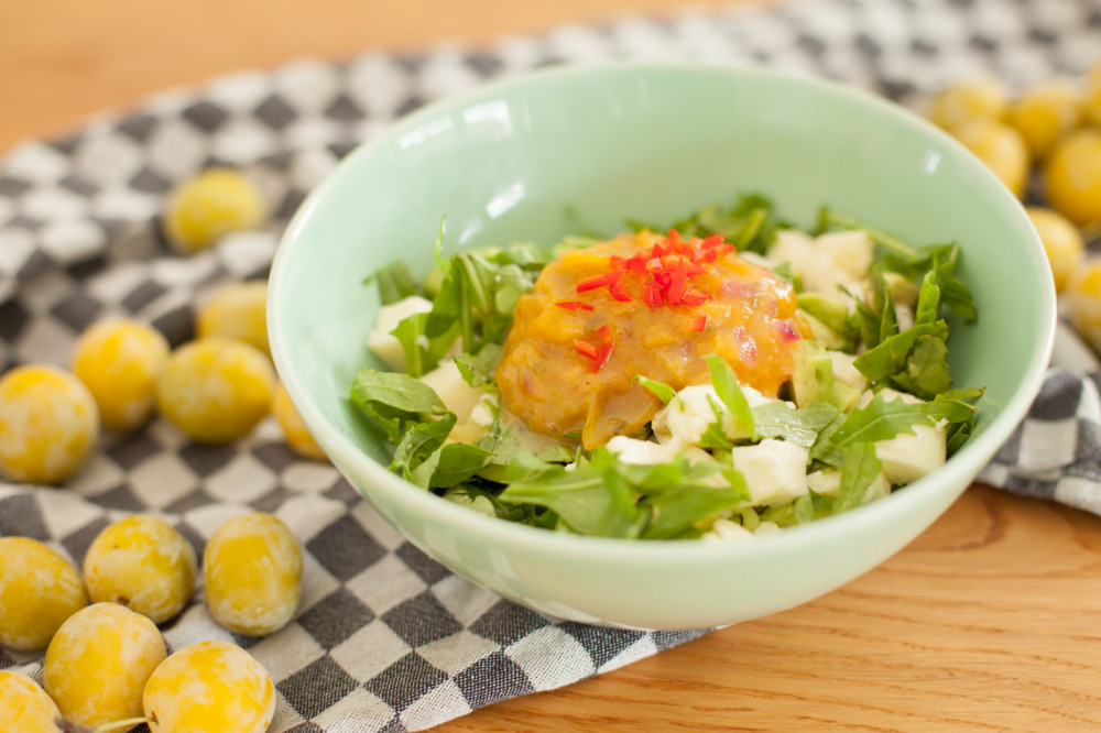Avocadosalat mit heißen Mirabellen