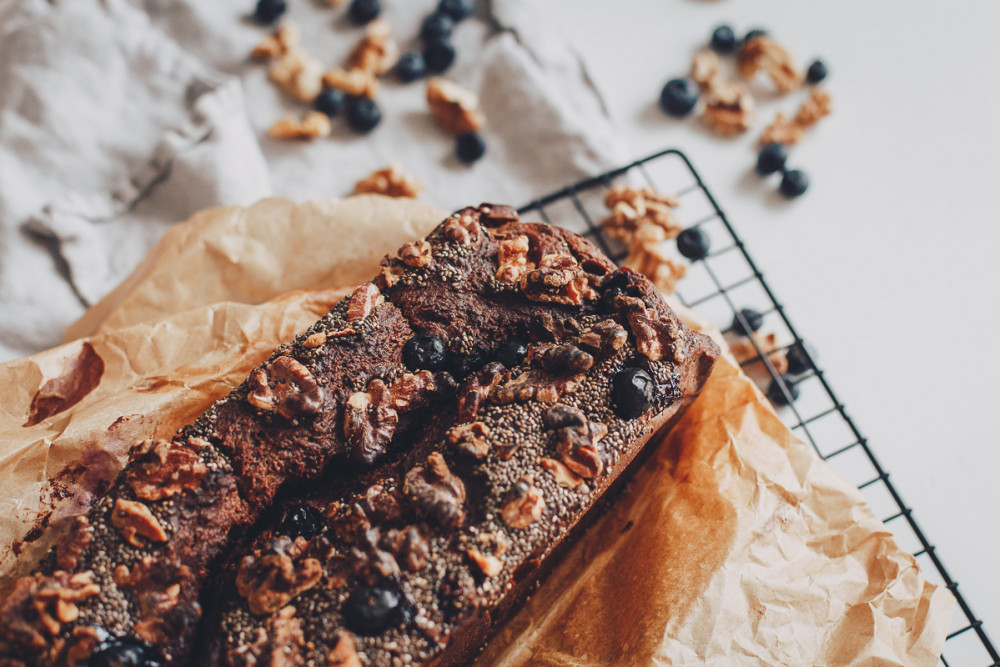 Bananenbrot mit Blaubeeren und Chiasamen