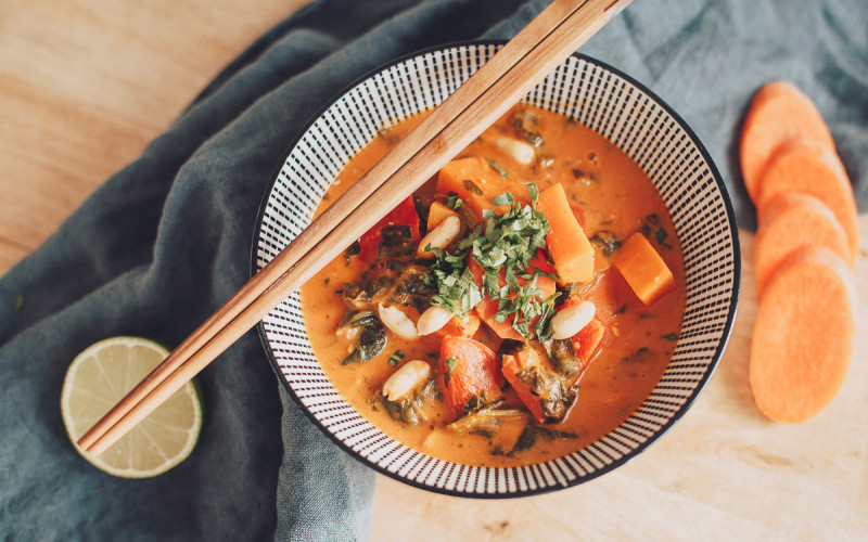 Soulfood in a Bowl: veganes Süßkartoffel-Erdnuss-Curry
