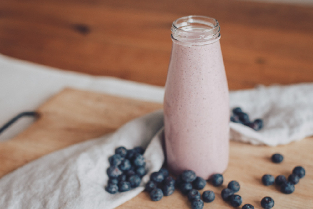 Breakfast to go: Müsli-Smoothie mit Beeren