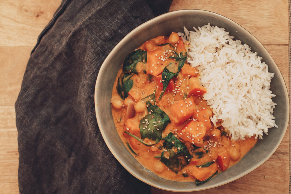 Herbstliches, veganes Kürbis-Curry mit Sesam