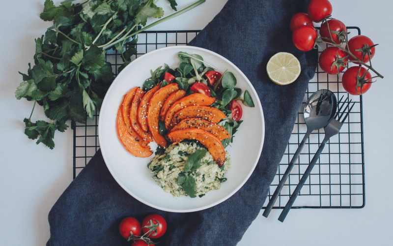 Die Versuchsküche ist zurück! Frühlingshafter Salat mit lauwarmem Ofenkürbis und Avocado-Mesh