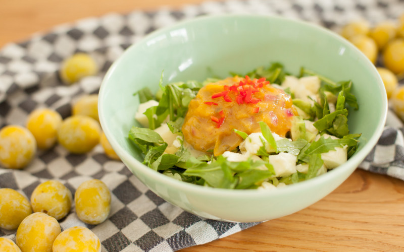 Avocadosalat mit heißen Mirabellen