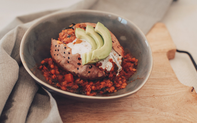 Süßkartoffel-Kumpir mit roten Linsen