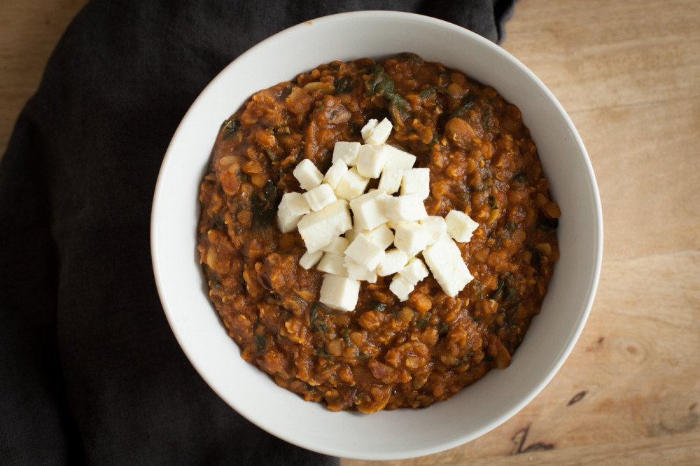 Indisches Linsen-Dal mit Mandeln und Spinat