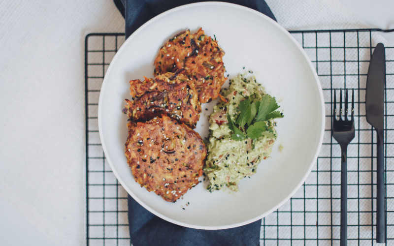 Sesam-Gemüsepuffer mit Wasabi-Avocadocreme