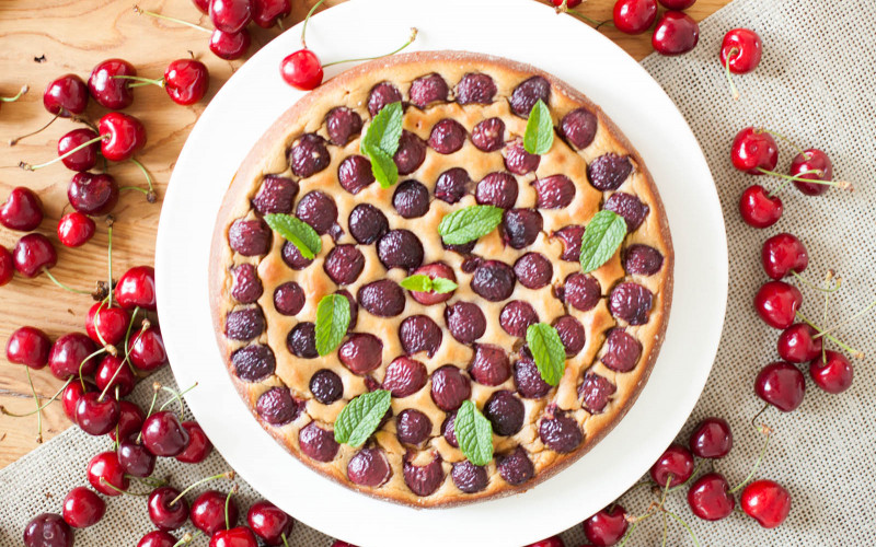 Kuchen aus dem Mixer: saftiger Kirschkuchen ohne Zucker und Mehl