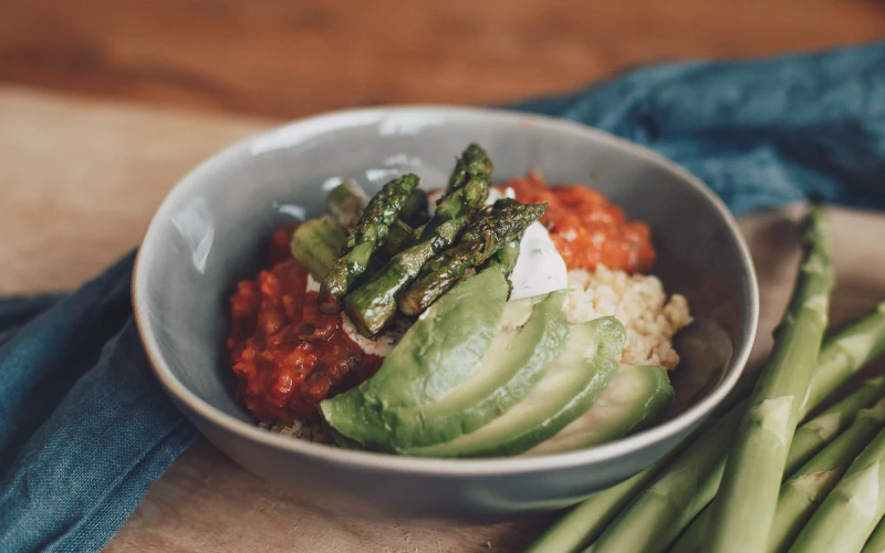 Bulgur-Bowl mit Aubergine und grünem Spargel