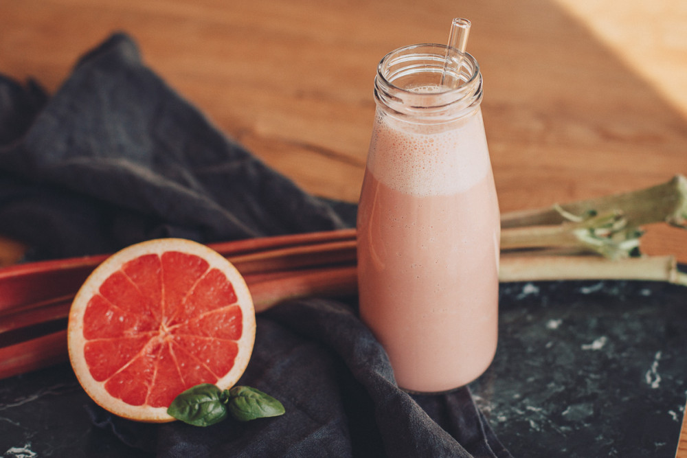 Sauer macht lustig: Rhabarber-Erdbeer-Smoothie