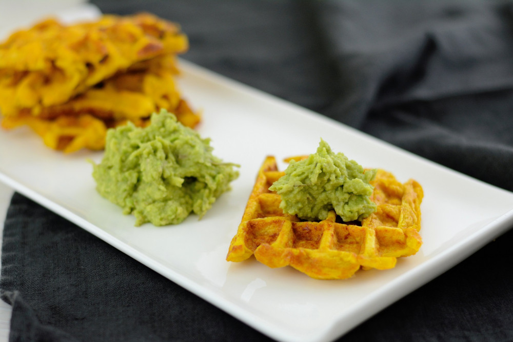 Süßkartoffel-Waffeln mit Guacamole