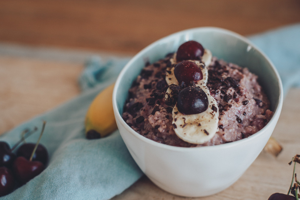 For cherry lovers: Hirse-Porridge mit frischen Kirschen