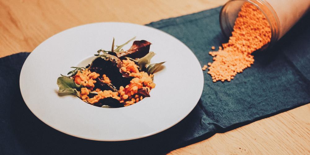 Kohlenhydrate auf den Tisch: Schneller Rote Linsen-Salat