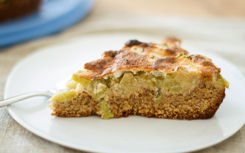 Vollwert - Rhabarberkuchen mit Honigbaiser